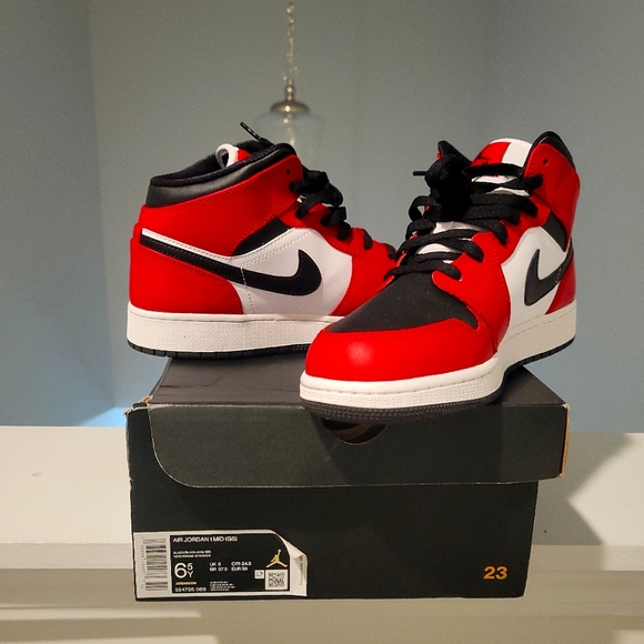 Jordan 1s size 6.5